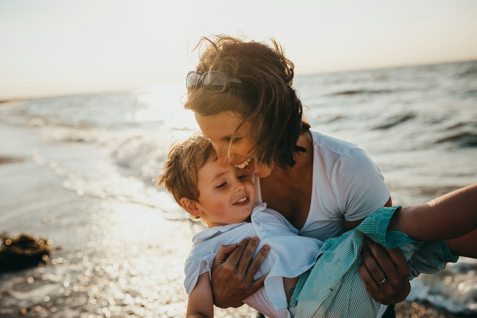 Une maman et son petit garçon qui rient ensemble